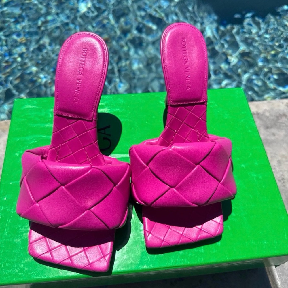 Bottega Veneta Lido sandal in Hollyrock color (Fuchsia)